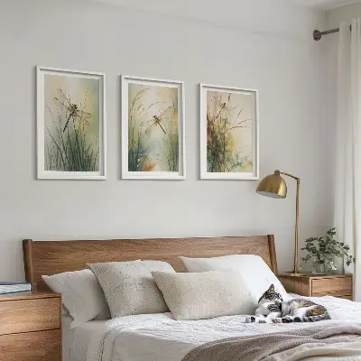 Zidna galerija trava vretenaca iznad vode