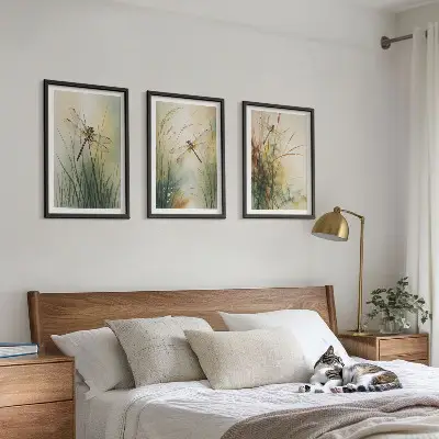 Zidna galerija trava vretenaca iznad vode