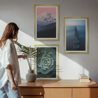 Zidna galerija planine s ružičastim nebom i sukulentima uz vodu