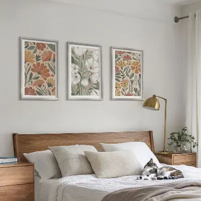 Zidna galerija s uzorkom cvijeća u narančastoj i zelenoj boji