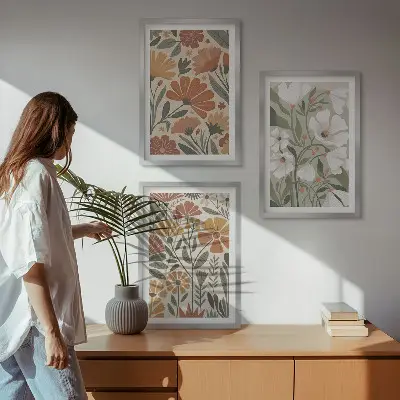 Zidna galerija s uzorkom cvijeća u narančastoj i zelenoj boji