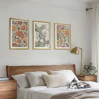 Zidna galerija s uzorkom cvijeća u narančastoj i zelenoj boji