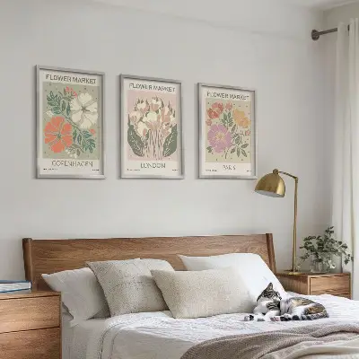 Zidna galerija cvjetnih plakata s motivima Kopenhagena Londona i Pariza