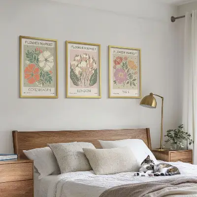 Zidna galerija cvjetnih plakata s motivima Kopenhagena Londona i Pariza