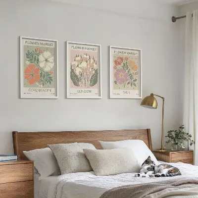 Zidna galerija cvjetnih plakata s motivima Kopenhagena Londona i Pariza