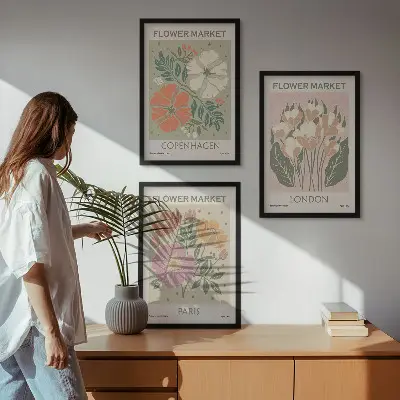 Zidna galerija cvjetnih plakata s motivima Kopenhagena Londona i Pariza