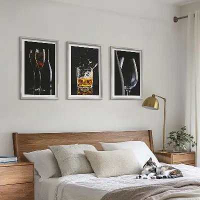 Set 3 slike Čaše vina i viskija u okviru na crnoj pozadini