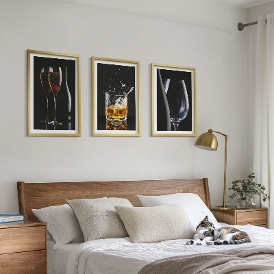 Set 3 slike u okviru Čaše vina i viskija na crnoj pozadini