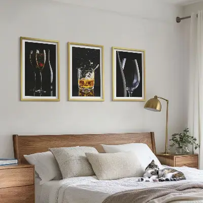 Set 3 slike Čaše vina i viskija u okviru na crnoj pozadini