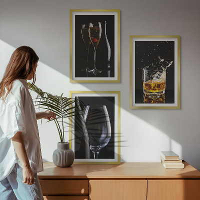 Set 3 slike u okviru Čaše vina i viskija na crnoj pozadini