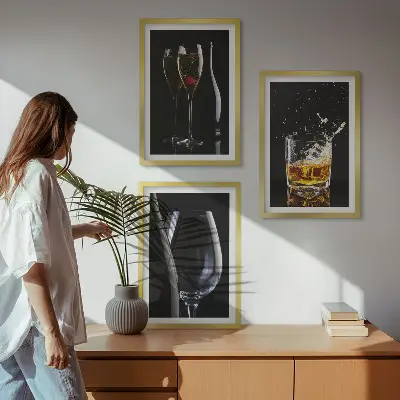 Set 3 slike Čaše vina i viskija u okviru na crnoj pozadini