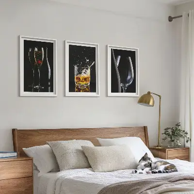Set 3 slike Čaše vina i viskija u okviru na crnoj pozadini