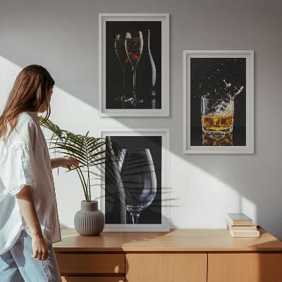 Set 3 slike u okviru Čaše vina i viskija na crnoj pozadini