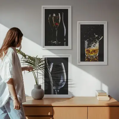 Set 3 slike Čaše vina i viskija u okviru na crnoj pozadini