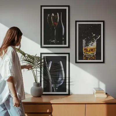 Set 3 slike Čaše vina i viskija u okviru na crnoj pozadini