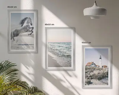 Valovi svjetionika na plaži s konjima triptih u okviru