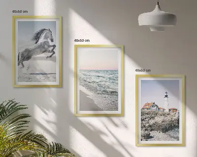 Valovi svjetionika na plaži s konjima triptih u okviru