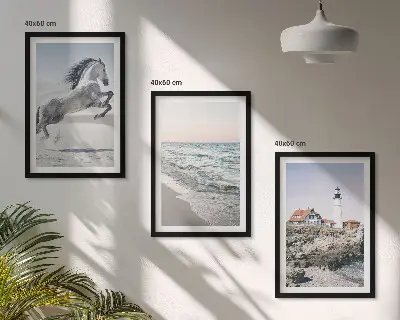 Valovi svjetionika na plaži s konjima triptih u okviru