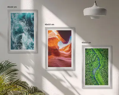 Zidna galerija kanjon kretanja vode u zelenoj šumi