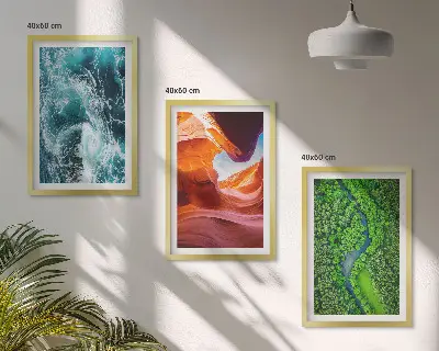Zidna galerija kanjon kretanja vode u zelenoj šumi