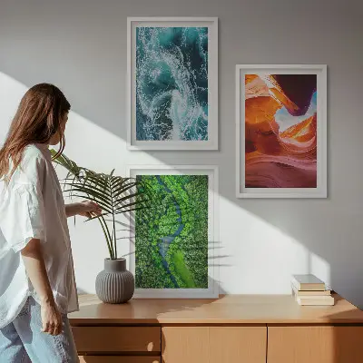 Zidna galerija kanjon kretanja vode u zelenoj šumi