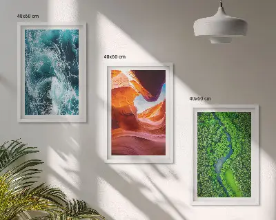 Zidna galerija kanjon kretanja vode u zelenoj šumi