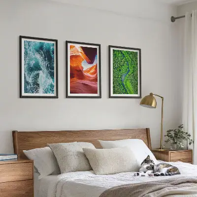 Zidna galerija kanjon kretanja vode u zelenoj šumi