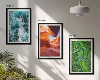 Zidna galerija kanjon kretanja vode u zelenoj šumi