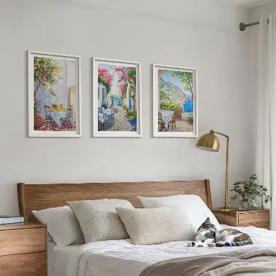 Zidna galerija šarmantne ulice, biljke i more