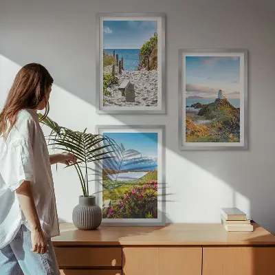 Triptih u okviru motivi plaže, svjetionika, planina i cvijeća