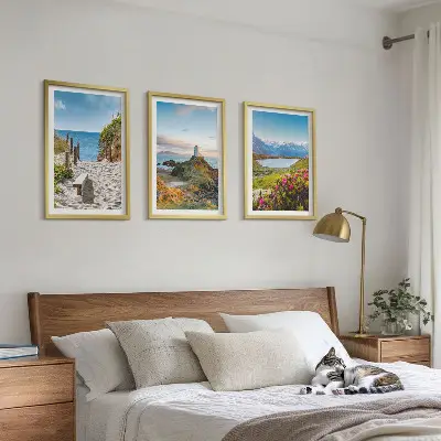 Triptih u okviru motivi plaže, svjetionika, planina i cvijeća
