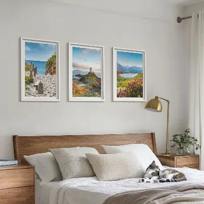 Triptih u okviru motivi plaže, svjetionika, planina i cvijeća
