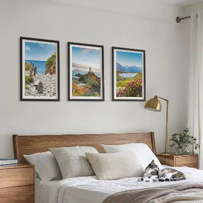 Triptih u okviru motivi plaže, svjetionika, planina i cvijeća
