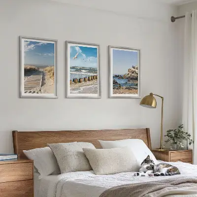 Zidna galerija drvena staza na plaži s pogledom na litice