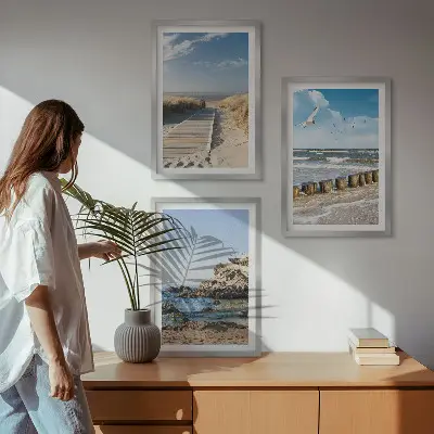 Zidna galerija drvena staza na plaži s pogledom na litice