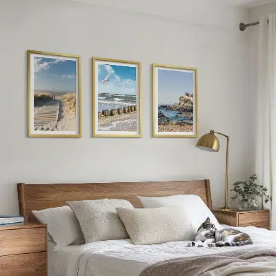 Zidna galerija drvena staza na plaži s pogledom na litice