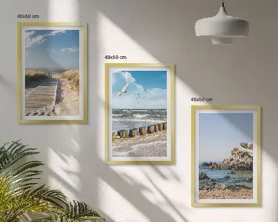 Zidna galerija drvena staza na plaži s pogledom na litice