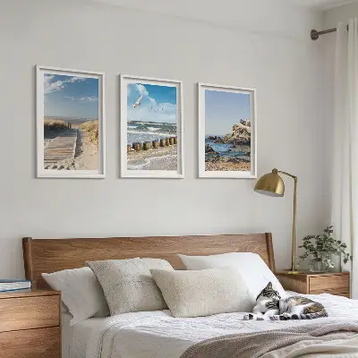 Zidna galerija drvena staza na plaži s pogledom na litice
