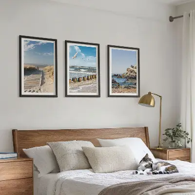 Zidna galerija drvena staza na plaži s pogledom na litice