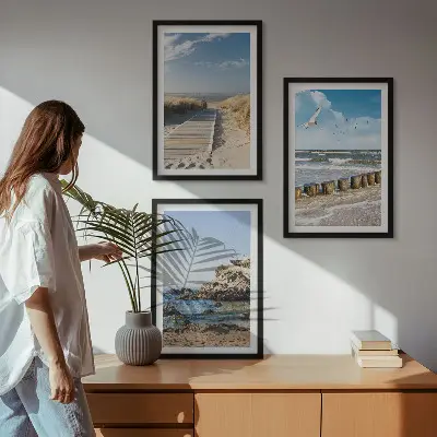 Zidna galerija drvena staza na plaži s pogledom na litice