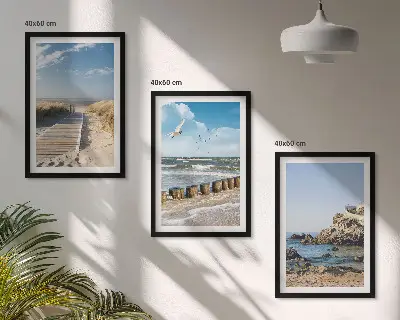 Zidna galerija drvena staza na plaži s pogledom na litice