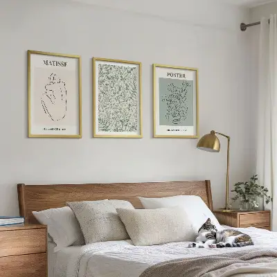 Zidna galerija s motivima linija, biljnim uzorcima i minimalizma
