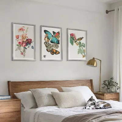 Zidna galerija s motivom cvijeća, leptira i ptica u pastelnim bojama
