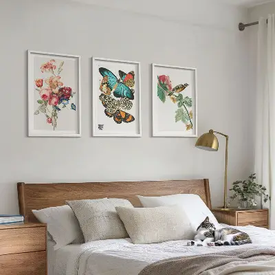 Zidna galerija s motivom cvijeća, leptira i ptica u pastelnim bojama