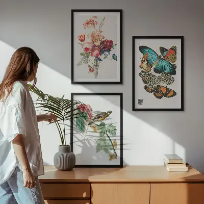 Zidna galerija s motivom cvijeća, leptira i ptica u pastelnim bojama