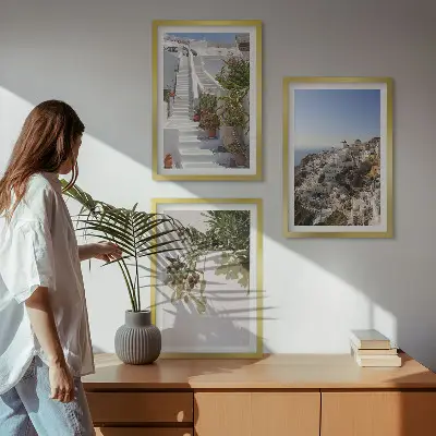 Triptih u okviru bijele stepenice s pogledom na Santorini