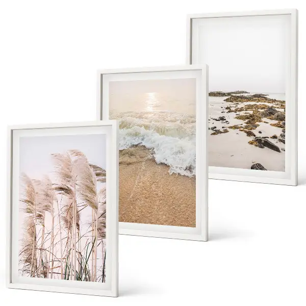 Zidna galerija s motivom plaže, trave, valova i kamenja u boho stilu