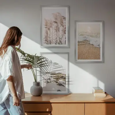 Zidna galerija s motivom plaže, trave, valova i kamenja u boho stilu