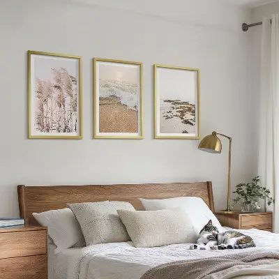 Zidna galerija s motivom plaže, trave, valova i kamenja u boho stilu