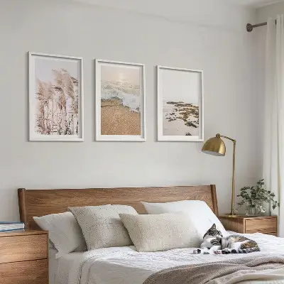 Zidna galerija s motivom plaže, trave, valova i kamenja u boho stilu